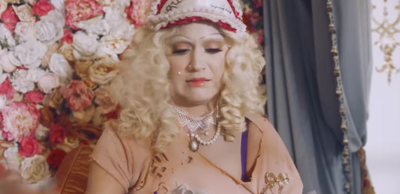 Katy Perry incarne Marie-Antoinette et Jeanne d’Arc dans “Hey Hey Hey” !
