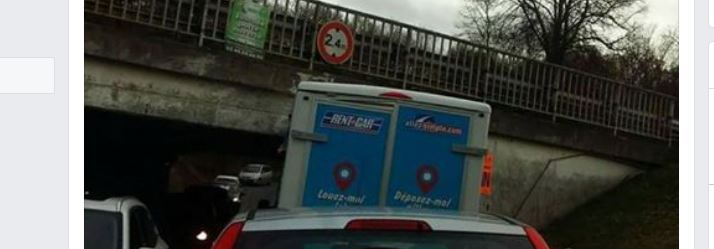 Saint-Maximin : un véhicule utilitaire est resté coincé sous le pont de la zone commerciale Cora