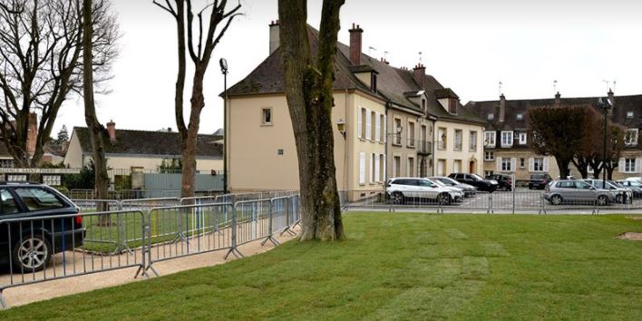 Senlis : 19 places de stationnement ombragé aux abords de l’église Saint Pierre