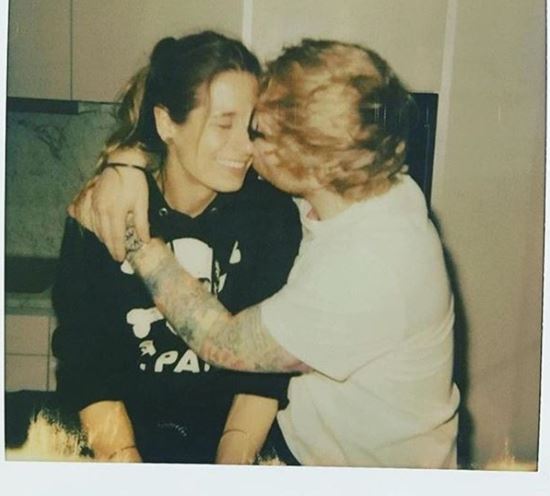 Ed Sheeran annonce ses fiançailles sur Instagram