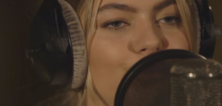 Louane annonce avoir trouvé l’amour.