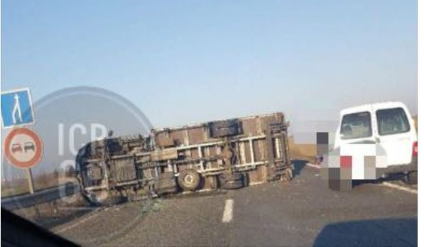 Un camion se couche sur la N31 et bloque la circulation pendant plusieurs heures