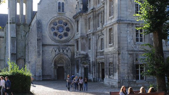 Lycée Saint-Vincent à Senlis : un professeur de physique-chimie mis en examen pour viol et agression sexuelle sur mineurs