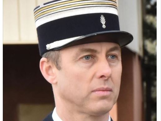 Deux habitantes de Verneuil en Halatte rendent hommage au lieutenant-colonel Arnaud BELTRAME