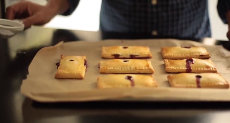Pop tarts ou tartelettes rectangulaires fourrées à la confiture.