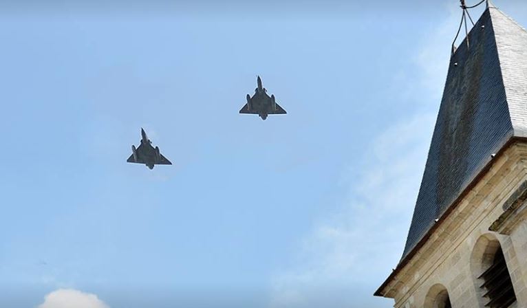 Compiègne : des avions de chasse survolent la cité impériale à basse altitude.