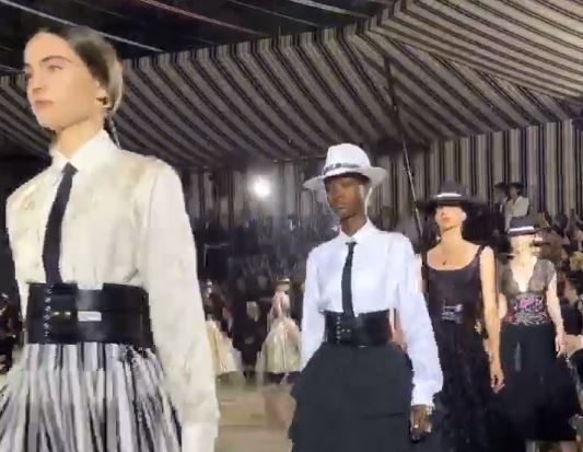 Chantilly : un défilé Dior, sous la pluie !