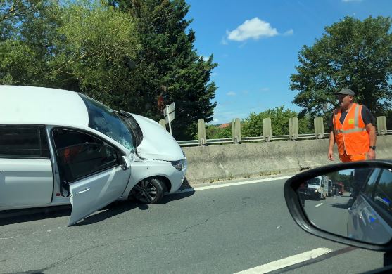 Nogent-sur-Oise : une voiture à cheval sur le terre-plein central de la D1016