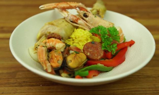 Paëlla au poulet, chorizo, crevettes et moules