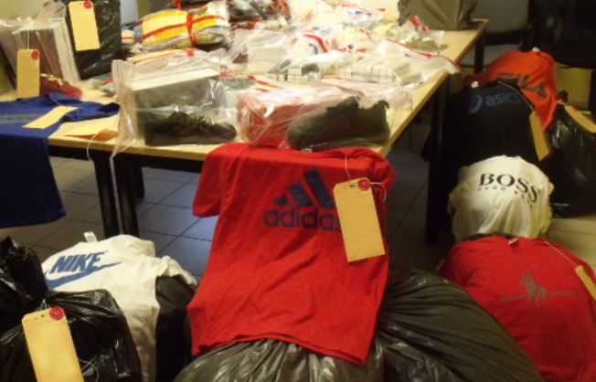 Brocante de Catenoy : 917 tee shirts, 192 eaux de parfum et 20 paires de baskets sous scellés