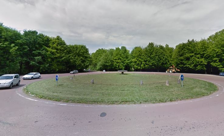 Table ronde à Montgrésin : un automobiliste s’encastre dans un arbre