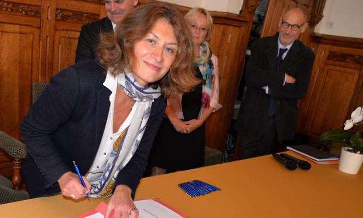 Pascale Loiseleur, Maire de Senlis signe son adhésion au dispositif « Cœur de ville ».