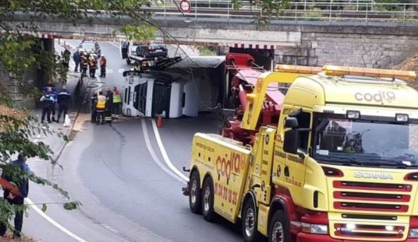 Chantilly : un camion se couche sous le pont ferroviaire