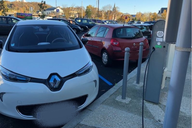 Bornes de recharge pour les véhicules électriques à Creil : attention aux amendes à 35€ !