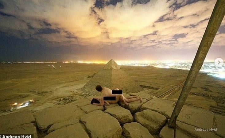 Le pharaon chez les nudistes