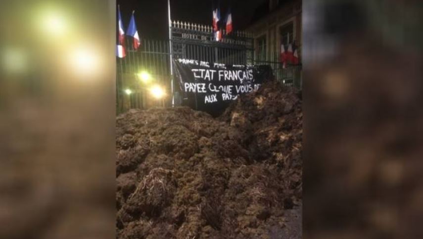 Beauvais : un groupe d’agriculteurs déverse du fumier devant les grilles de la préfecture