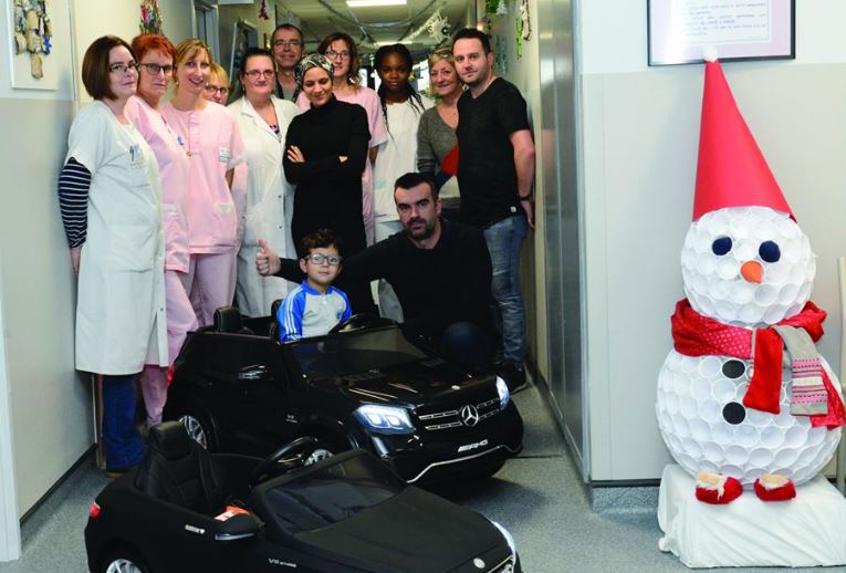 My prestige car à Tillé, offre deux petites voitures électriques au service pédiatrique de l’hôpital de Beauvais