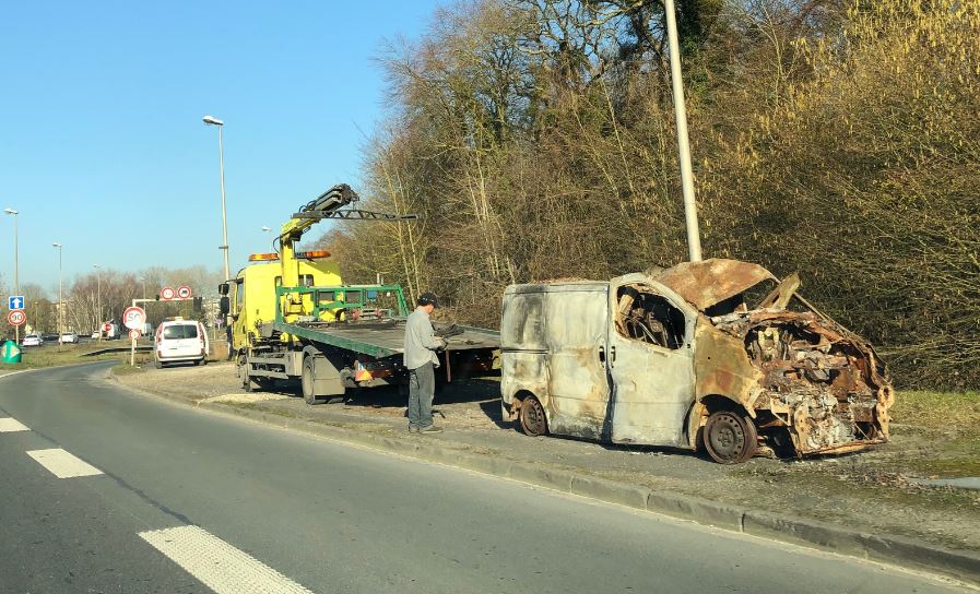 Creil : des épaves calcinées dans le bois Romain
