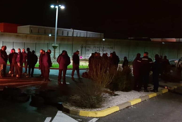 Les surveillants de l’Oise manifestent devant les prisons de Beauvais et Liancourt