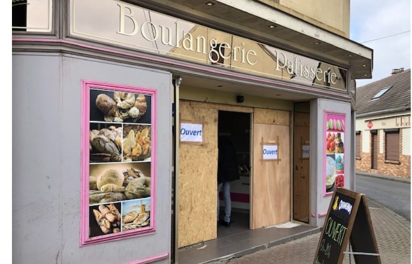 Villers-Saint-Paul : une voiture détruit la vitrine d’une boulangerie.