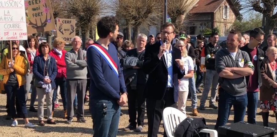 Pont-Sainte-Maxence : environ 500 personnes ont dit « Bye-bye » à la chasse à courre (Vidéo)
