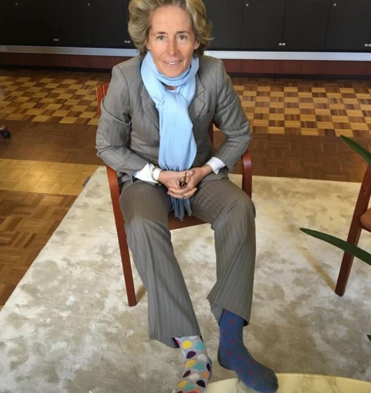 “Tous différents mais tous égaux”, Caroline Cayeux montre ses chaussettes pour la bonne cause !