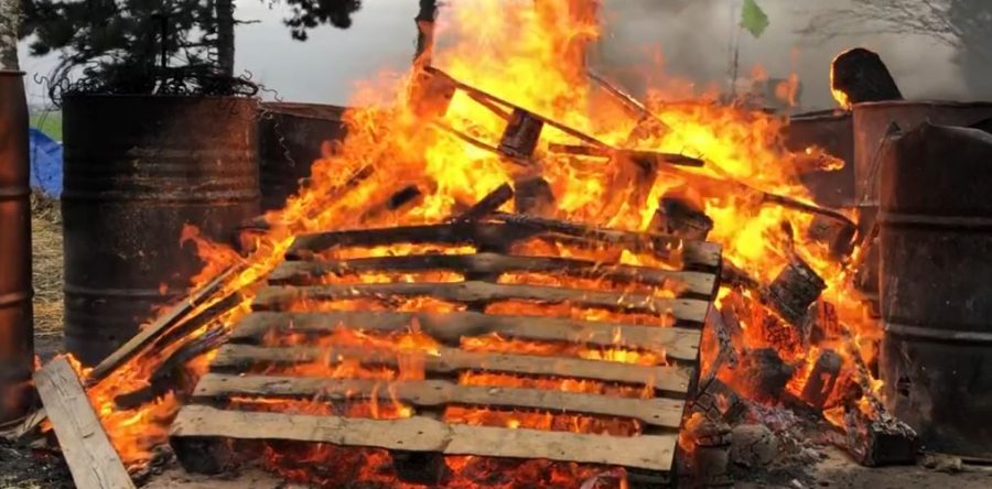 Le camps des “gilets jaunes de Senlis” en cours de démantèlement.