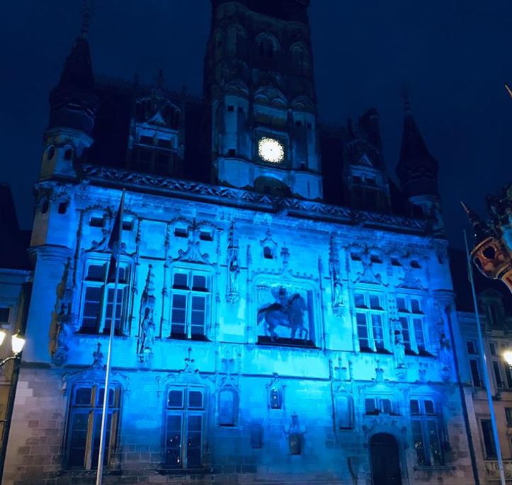Compiègne : Illumination de l’hôtel de ville en Bleu par l’association Éclosion Bleue.