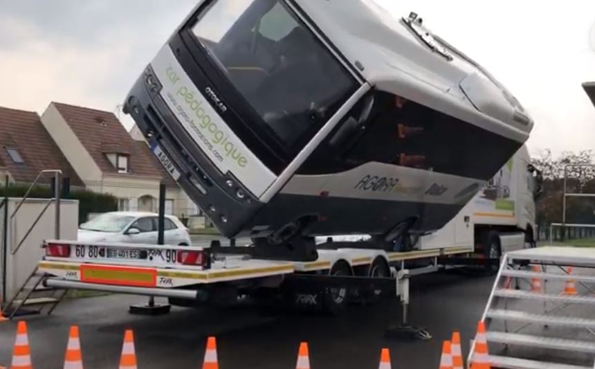 Nogent-sur-Oise : accidents de bus en série (pour de faux) au collège Berthelot (vidéo)
