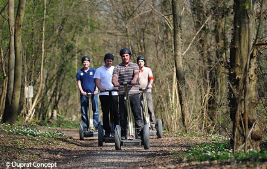 Découvrez le domaine de Chantilly en trottinettes électriques