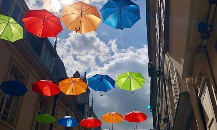 Compiègne : la rue des Pâtissiers haute en couleur !