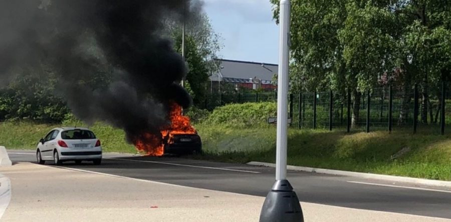 Creil : un véhicule détruit par les flammes