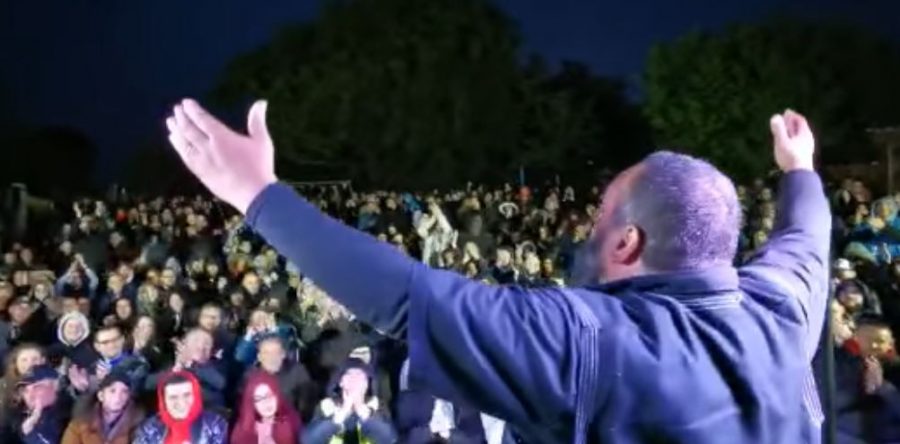 Dieudonné défie Philippe Marini et se produit dans le jardin d’une habitante d’Arsy