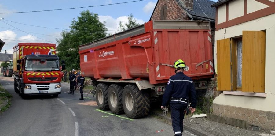 St-Pierre es Champs : la remorque d’un tracteur termine sa course dans une habitation