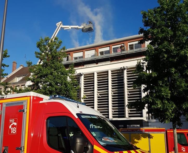 Beauvais : la toiture de la FNAC en feu !